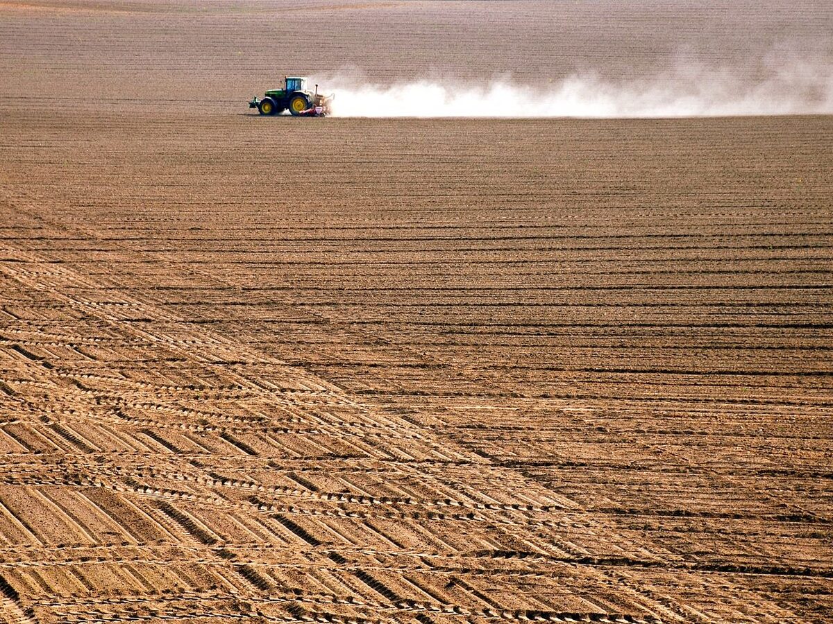 Tractor trabajando en campo